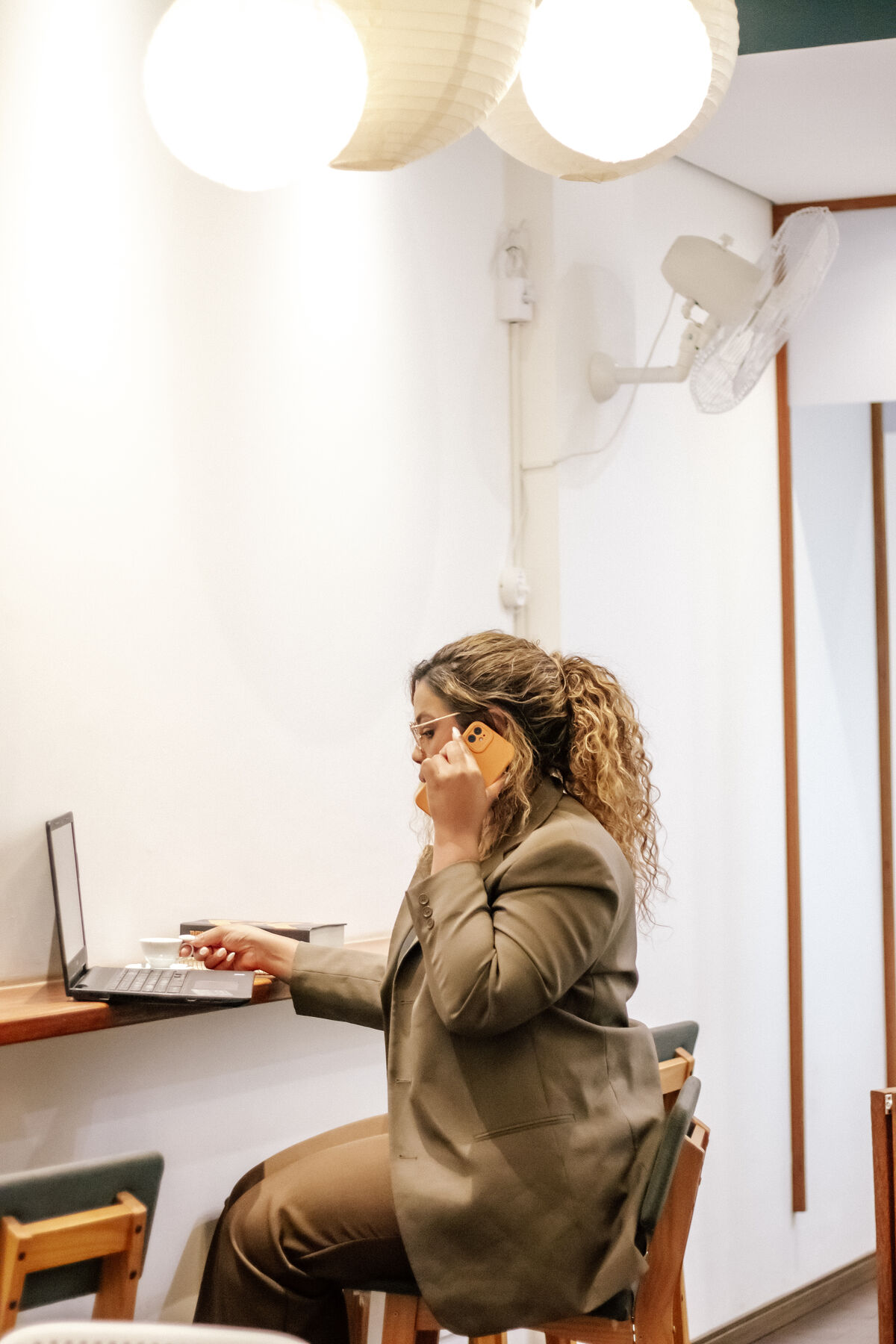 Beatriz Vieira em ligação telefônica durante o atendimento