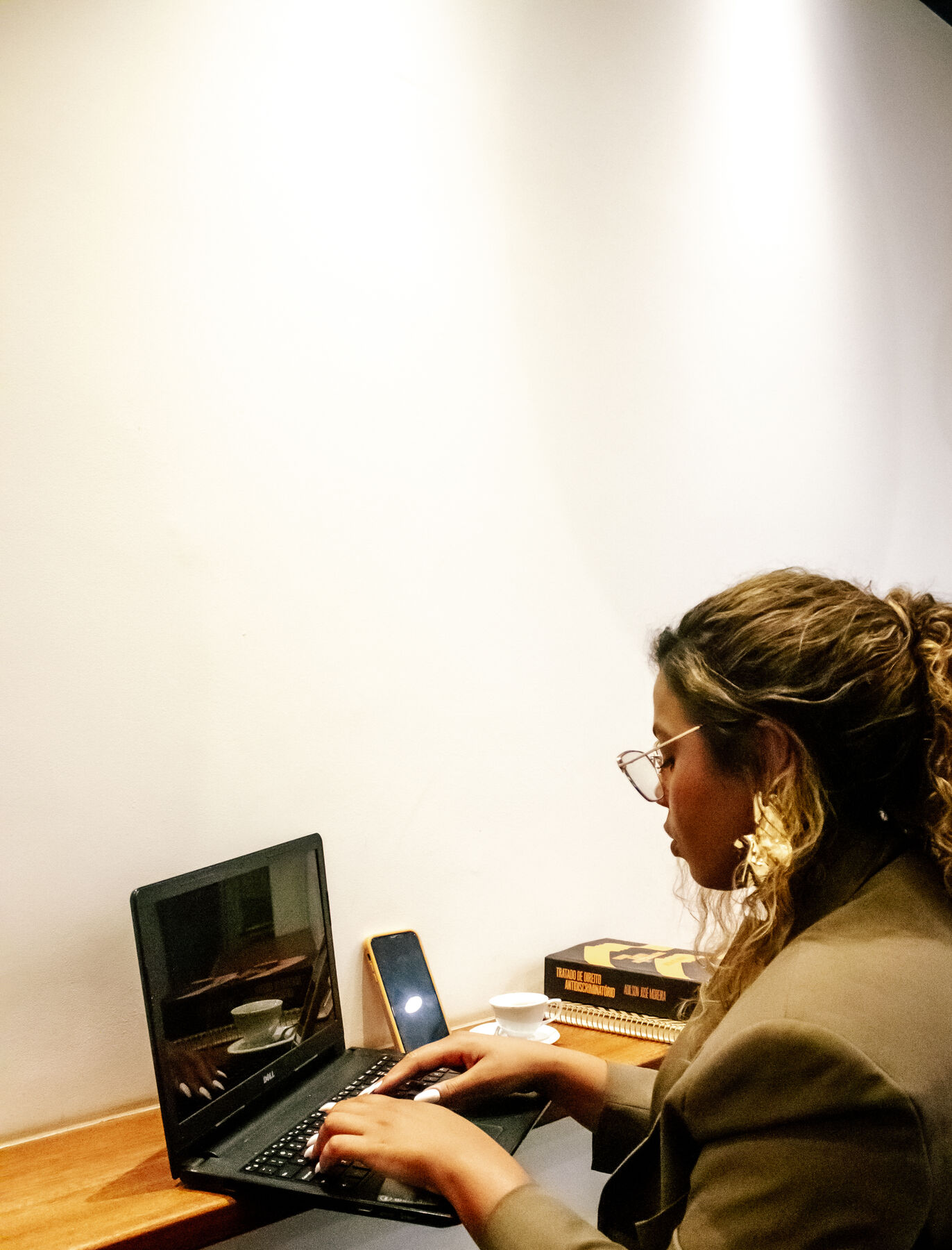 Beatriz Vieira trabalhando em notebook